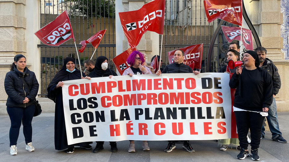 Una decena de trabajadores de Hércules, durante una concentración a las puertas del consistorio
