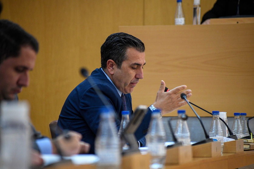  Carlos Rontome durante su intervención en el pleno de este martes / Javier Sakona 