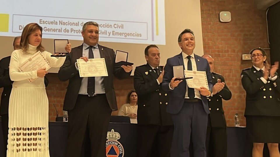 Mabel Deu, Yamal Dris y Víctor Ríos, durante una ceremonia de entrega de premios de Protección Civil