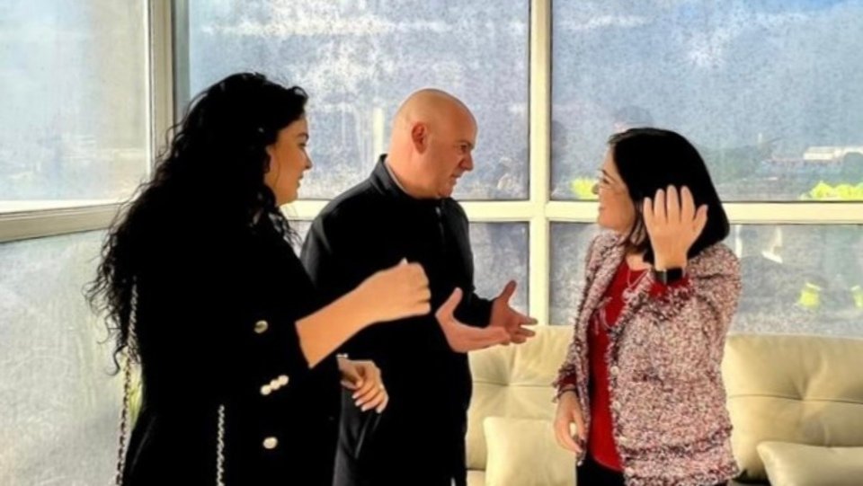 Hanan Ahmed y Juan Gutiérrez, durante un encuentro con Carolina Darias