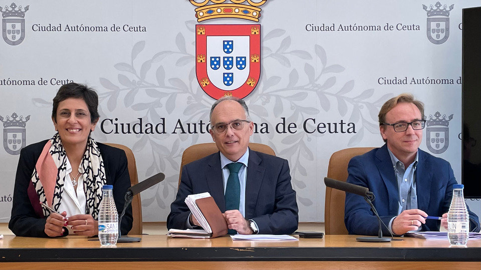 Kissy Chandiramani, Alberto Gaitán y Guillermo Martínez, en la sala de prensa del Palacio Autonómico