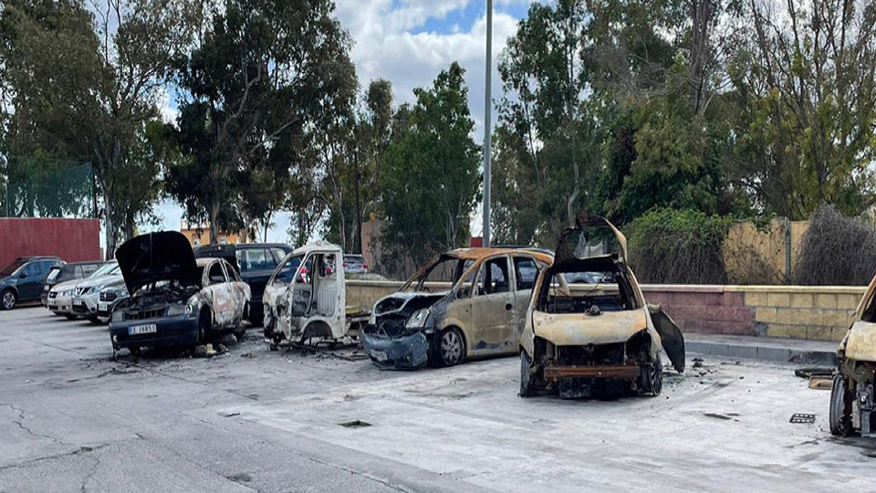 Coches quemados en el aparcamiento frente al CEIP Reina Sofía
