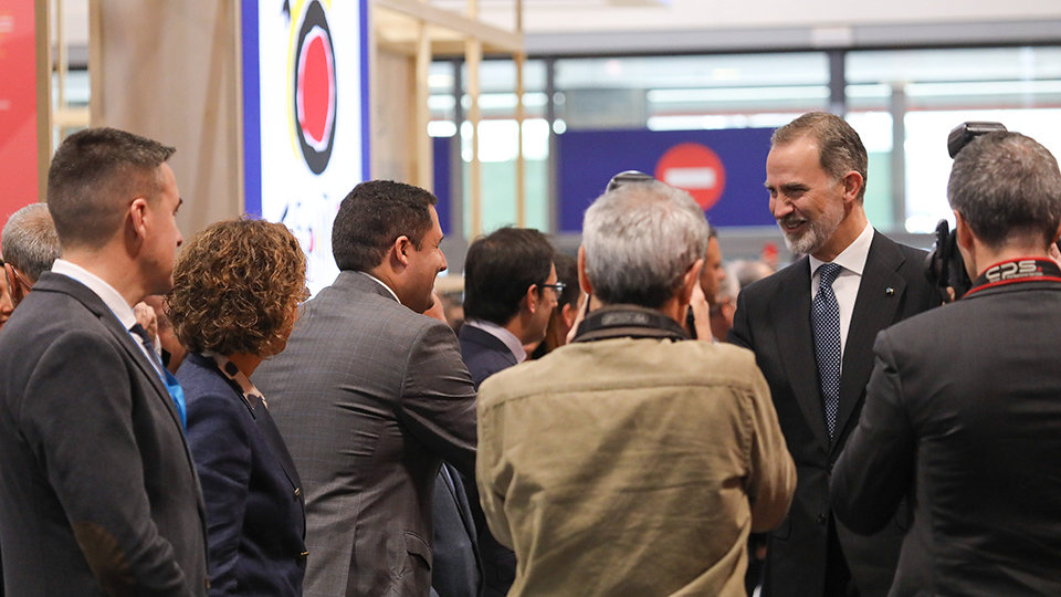 SM Felipe VI saluda al consejero de Turismo, Alejandro Ramírez
