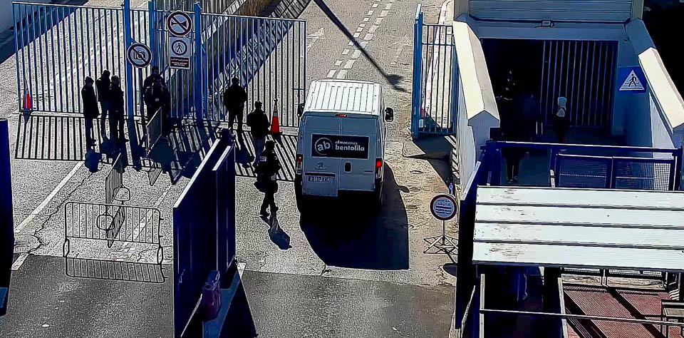 El primer camión de mercancías que cruza por la Aduana Comercal de Ceuta-2