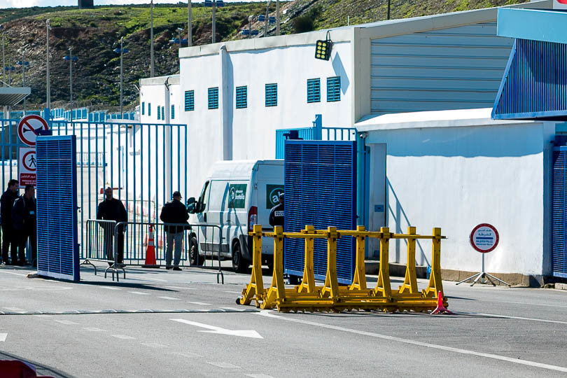 El primer camión de mercancías que cruza por la Aduana Comercal de Ceuta-12