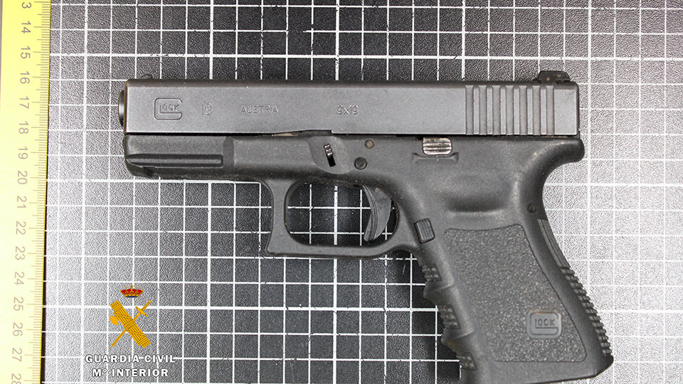 La pistola de la marca 'Glock' de 9 mm incautada al joven en el ferry