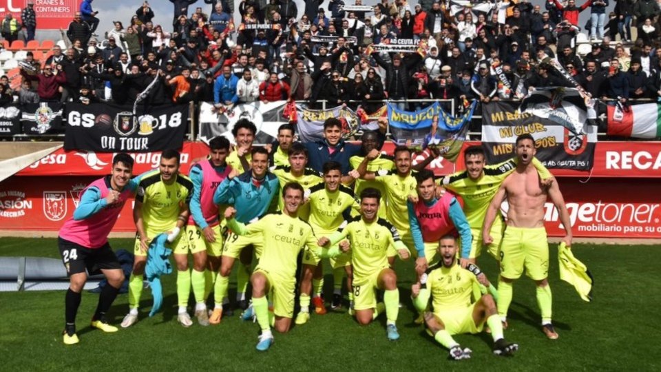 Jugadores y cuerpo técnico del Ceuta, tras la victoria ante el Algeciras / Imagen cedida