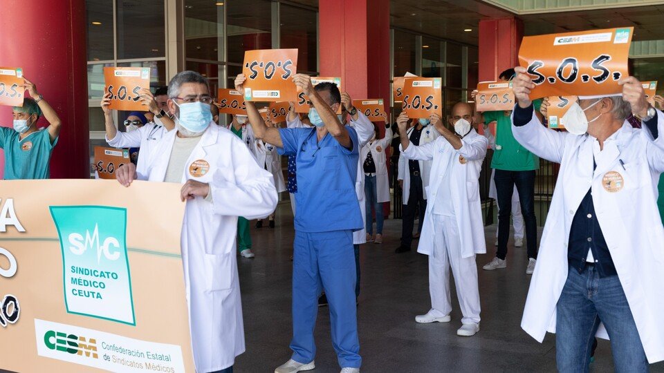 Un grupo de facultativos, manifestándose a las puertas del Hospital Universitario