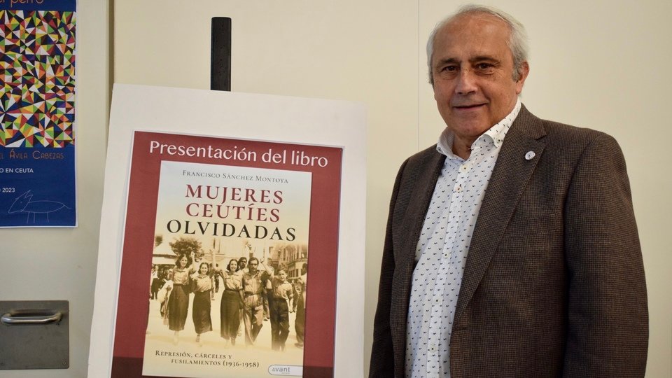 Paco Sánchez, durante el acto de presentación de 'Mujeres ceutíes olvidadas'