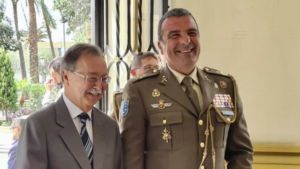 Julio Solom, siendo recibido por Juan Vivas y varios miembros del Gobierno