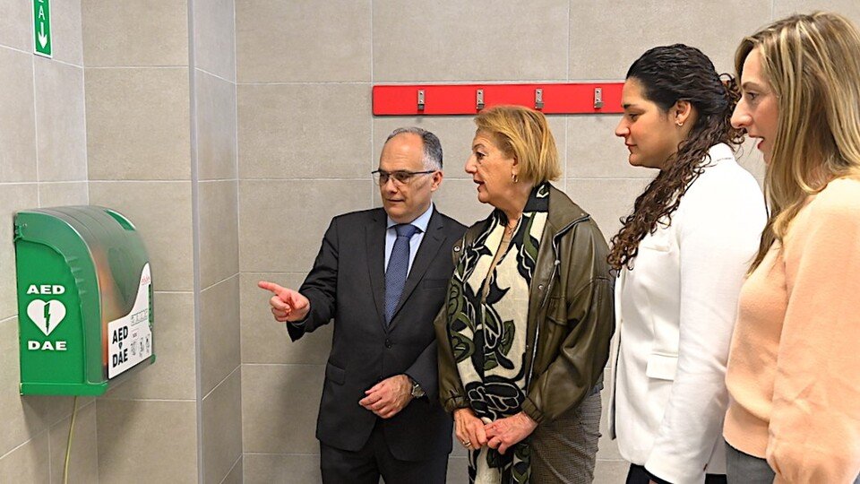 Alberto Gaitán, Lorena Miranda y Araceli García, contemplando el nuevo desfibrilador del Díaz-Flor