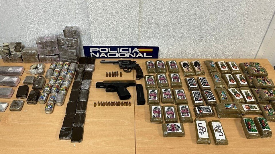 Drogas y armas incautadas por la Policía Nacional en una operación antidroga