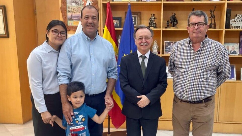 Juan Vivas, posando junto al chef José Martín Ruiz Borja y a su familia