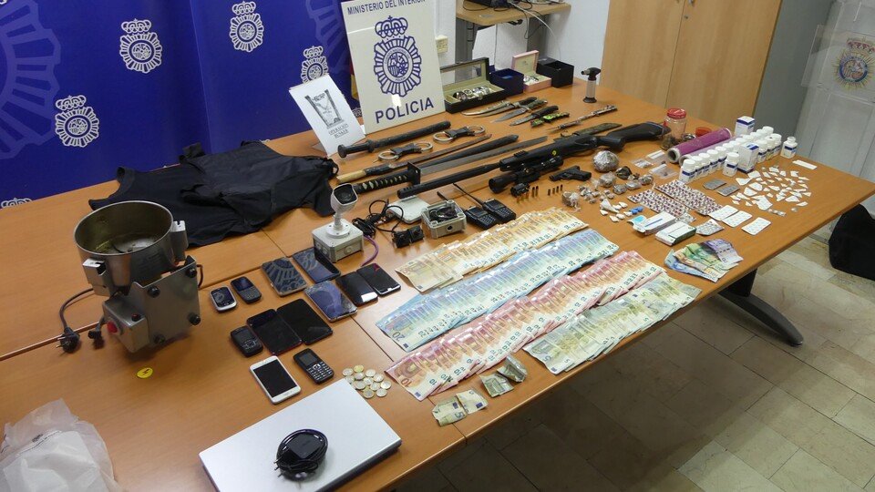 Armas, dinero y munición incautados por la Policía / CNP