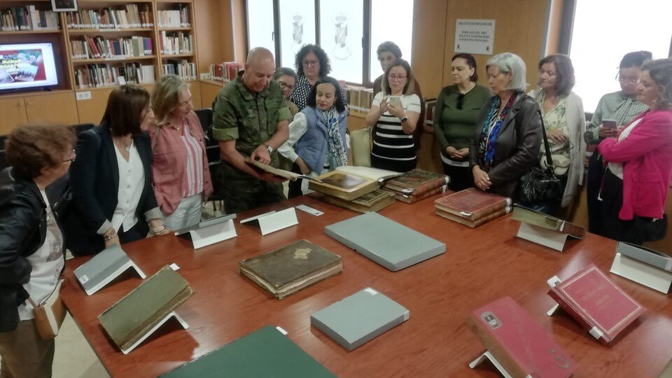 Un grupo de damas militares, durante una visita a la Biblioteca Histórica Militar