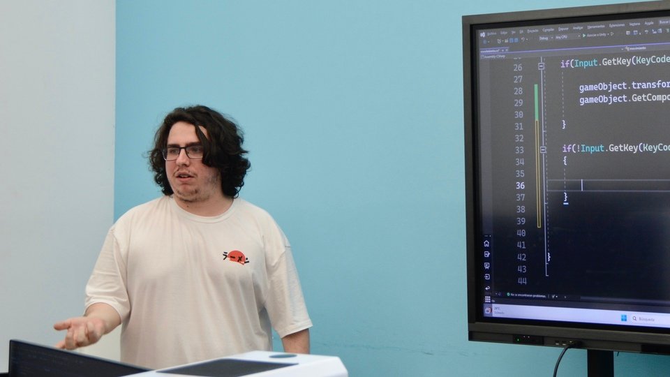 Adrián de Luna, durante una de las sesiones del curso de desarrollo de videojuegos de Ceuta Open Future