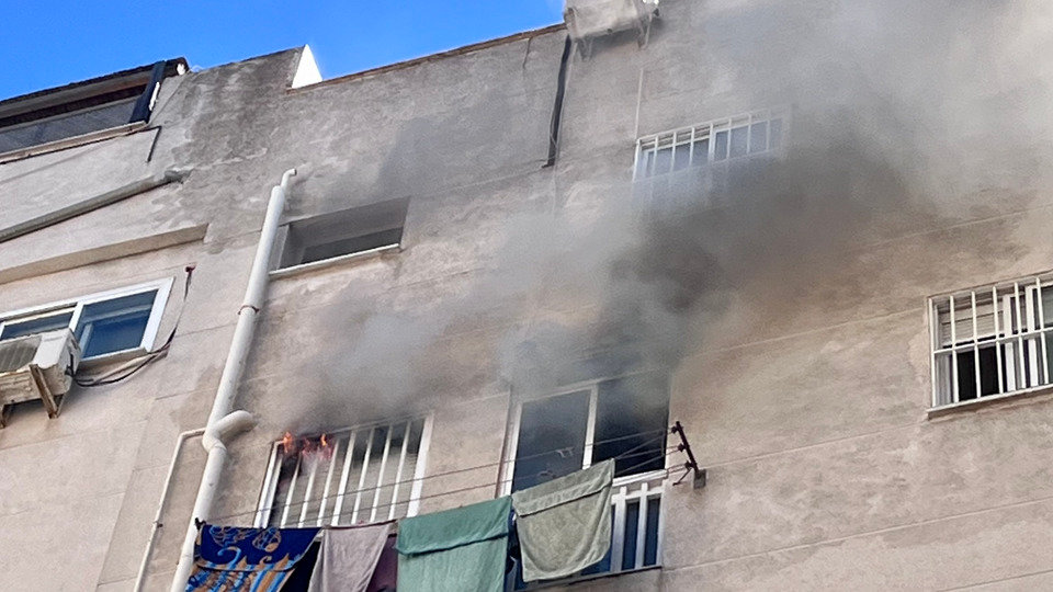 Humo saliendo de una vivienda incendiada en el edificio Silva