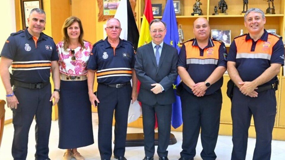 Juan Vivas y Mabel Deu, junto a miembros de Protección Civil de Ceuta y Canarias