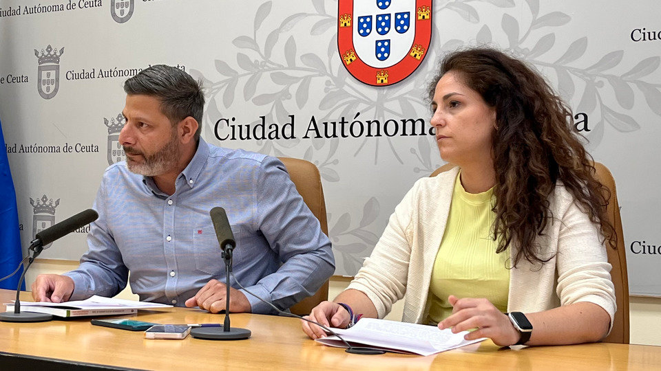 Mohamed Mustafa y Julia Ferreras, durante el transcurso de una rueda de prensa / Alejandro Castillo