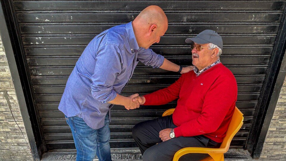 Juan Gutiérrez, estrechando la mano a un vecino de El Príncipe / PSOE