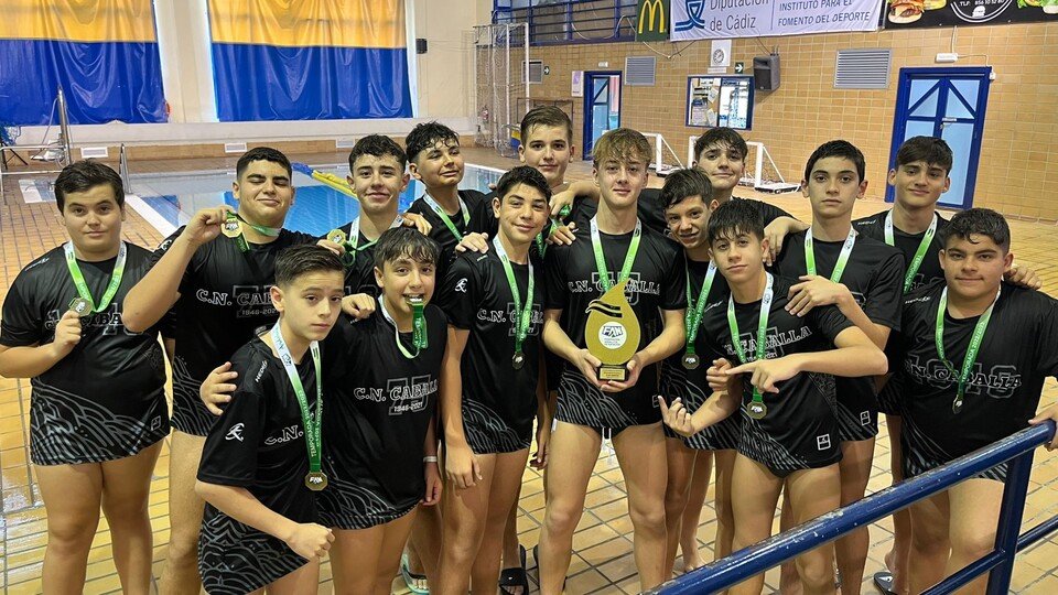 El equipo infantil del CN Caballa, tras proclamarse campeón de la liga andaluza de waterpolo