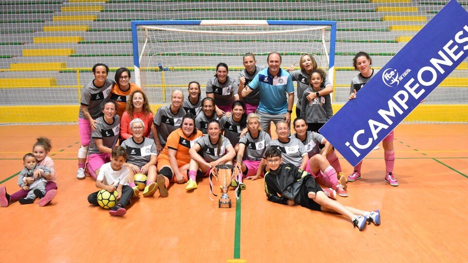 El Puerta Califal, tras proclamarse campeón de la Liga Senior Femenina de Fútbol Sala / RFFCE