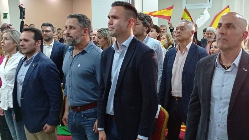 Santiago Abascal y varios miembros de VOX Ceuta, durante un acto de partido