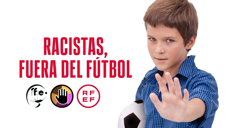 Cartel promocional de la campaña 'Racistas, fuera del fútbol' de la RFEF