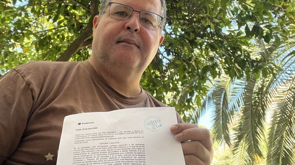 Abdel-Lah Ahmed Amar, posando junto al escrito remitido por Podemos a la Junta Electoral de Zona