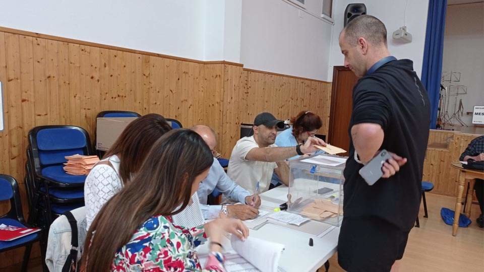  Un elector vota en el colegio Rosalía de Castro (S. IÑESTA) 