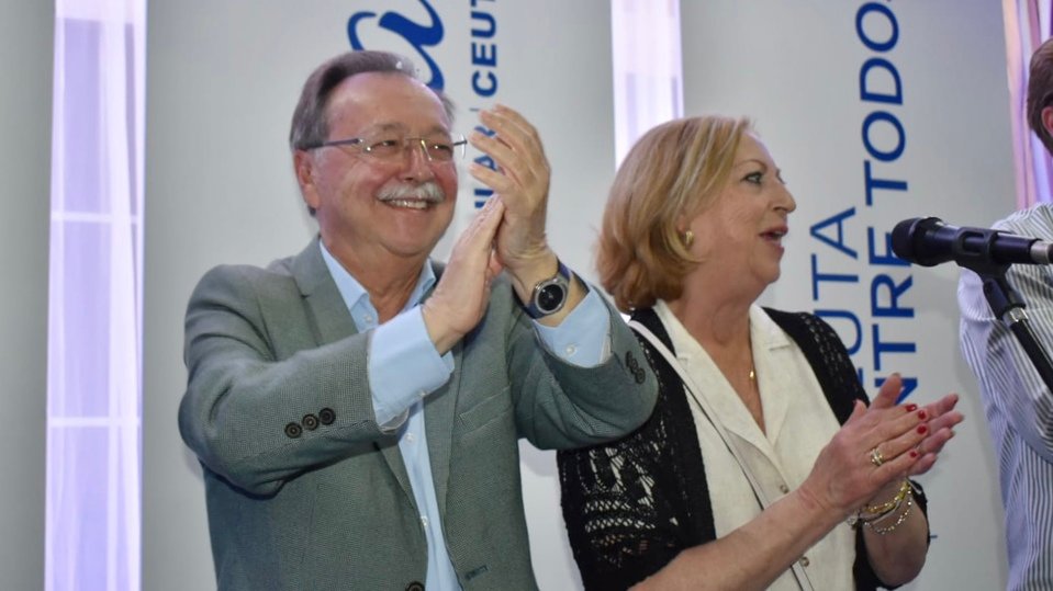 Juan Vivas y su mujer, tras conocerse los resultados electorales / Rafa Báez