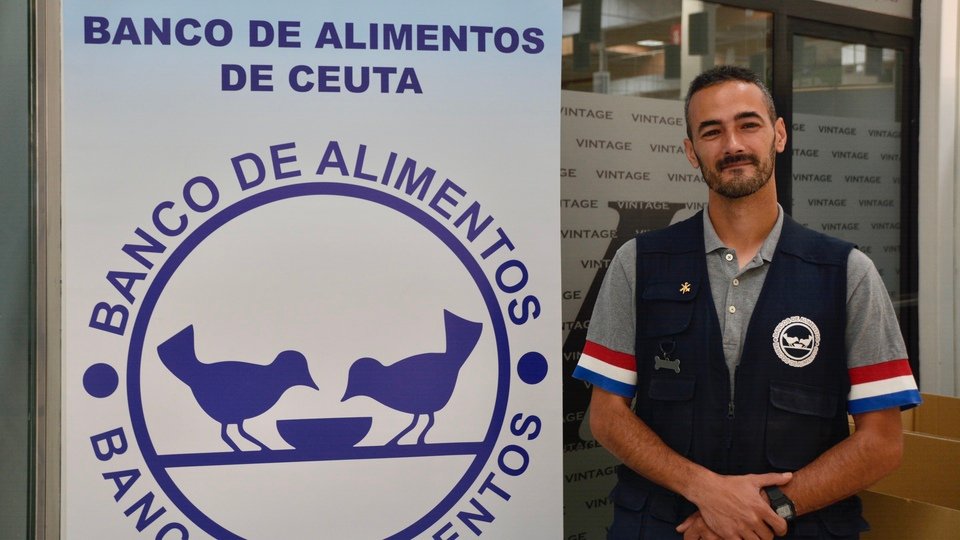 Raúl, un operario de almacén del Banco de Alimentos, durante la 'Operación Primavera' de 2023 / Alejandro Castillo