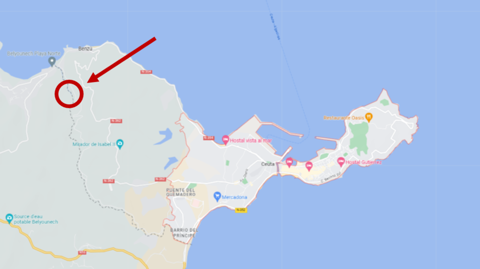 Vista satelital de Ceuta a través de Google Maps, con la frontera con Marruecos trazada en línea discontinua