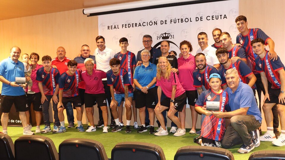 Jugadores y cuerpo técnico del Puerto Atlético Senior y del Puerta Califal, durante una recepción