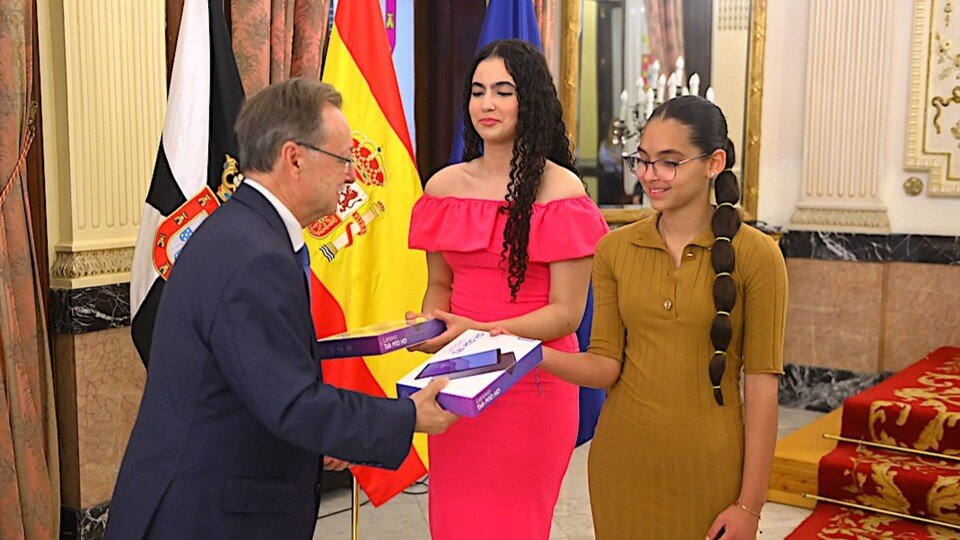 Juan Vivas, entregando dos tablets a las ganadoras del concurso de dibujo y redacción de ACUDEMIRE