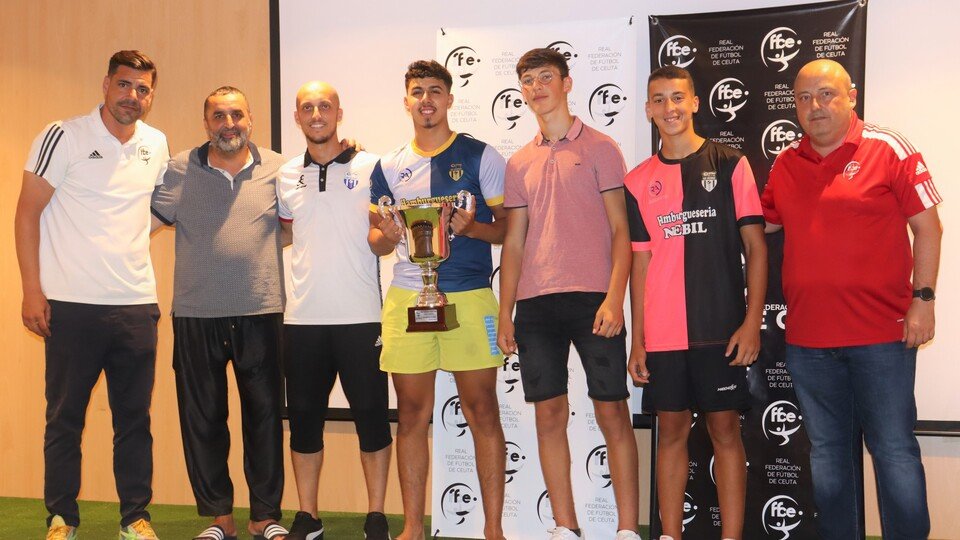 El núcleo duro del UCIDCE, tras recibir el trofeo de subcampeón de la Liga Juvenil de Fútbol / RFFCE