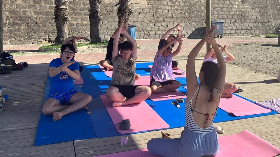 Un grupo de alumnos del Siete Colinas, practicando yoga en El Chorrillo