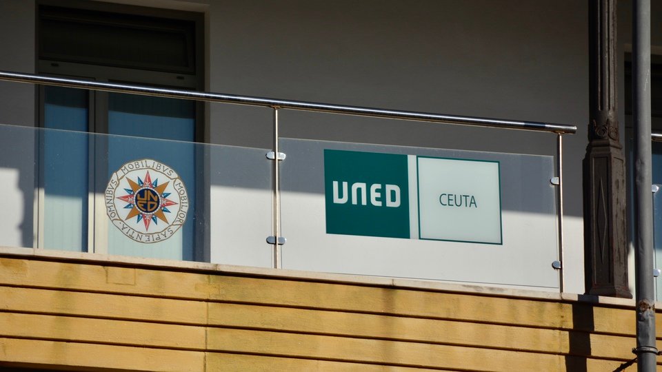 Logo de la UNED en Ceuta.