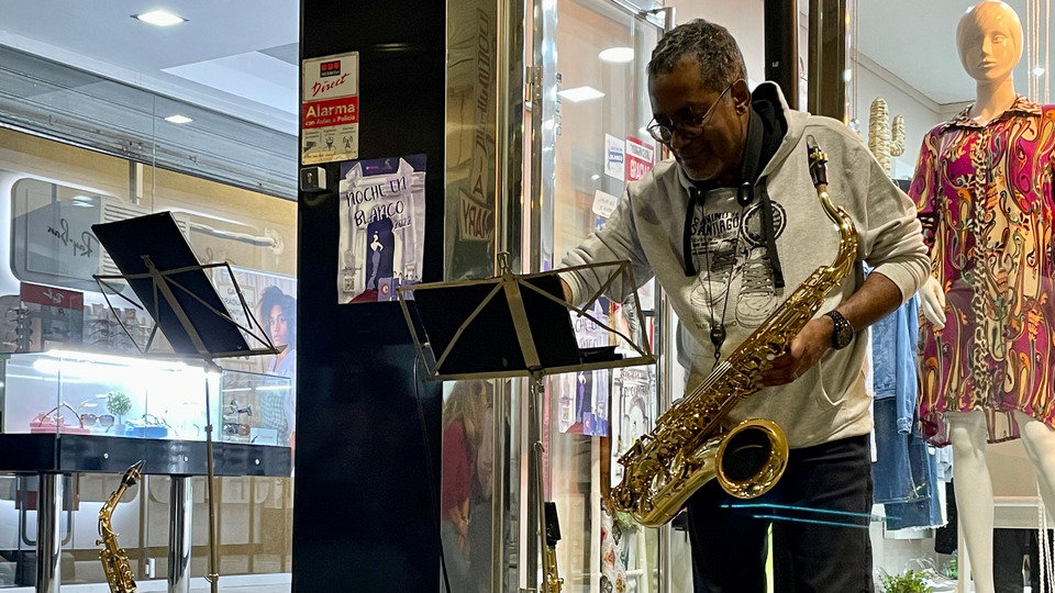 Un músico, tocando su saxofón durante la Noche en Blanco de 2022
