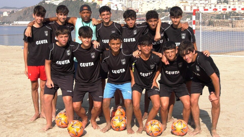 Sandro Marques, posando junto a los integrantes de nuestra Selección Infantil de Fútbol Playa