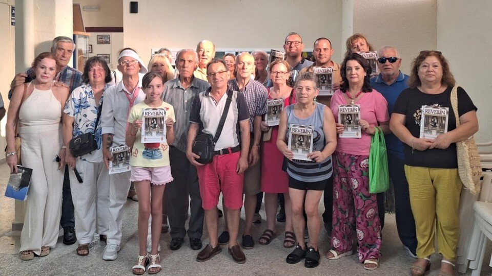 Miembros de la Casa de Ceuta en Algeciras, tras la presentación del sexto número de la revista 'Revellín'