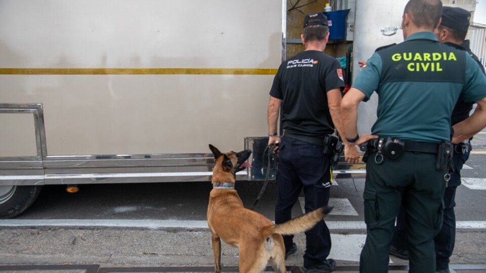 Dos policías y un guardia civil, inspeccionando el camión de un feriante / Archivo