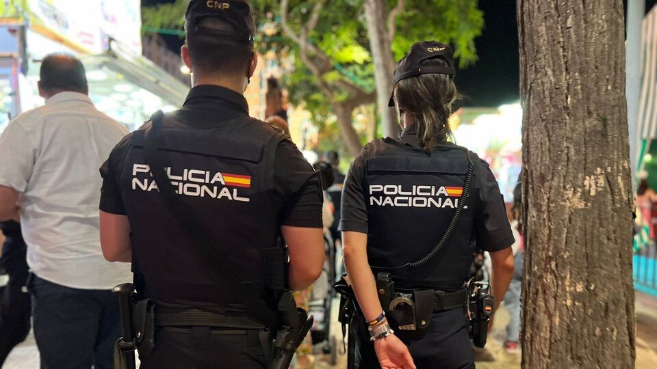 Dos agentes del CNP, patrullando el recinto ferial