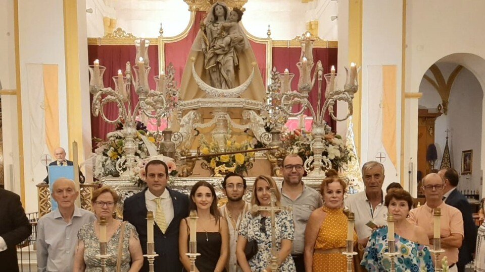 Varios miembros de la Casa Regional de Ceuta en Algeciras, durante una ofrenda floral en honor a la Virgen de la Palma