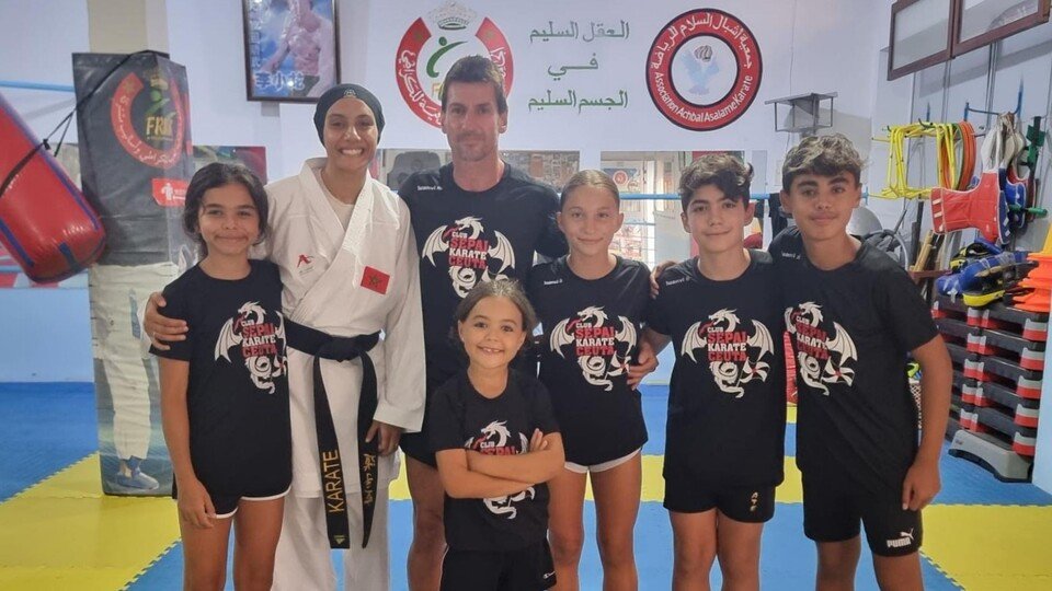 Bitssam Sadini y varios integrantes del Clup Sepai, tras una sesión de entrenamiento en Marruecos