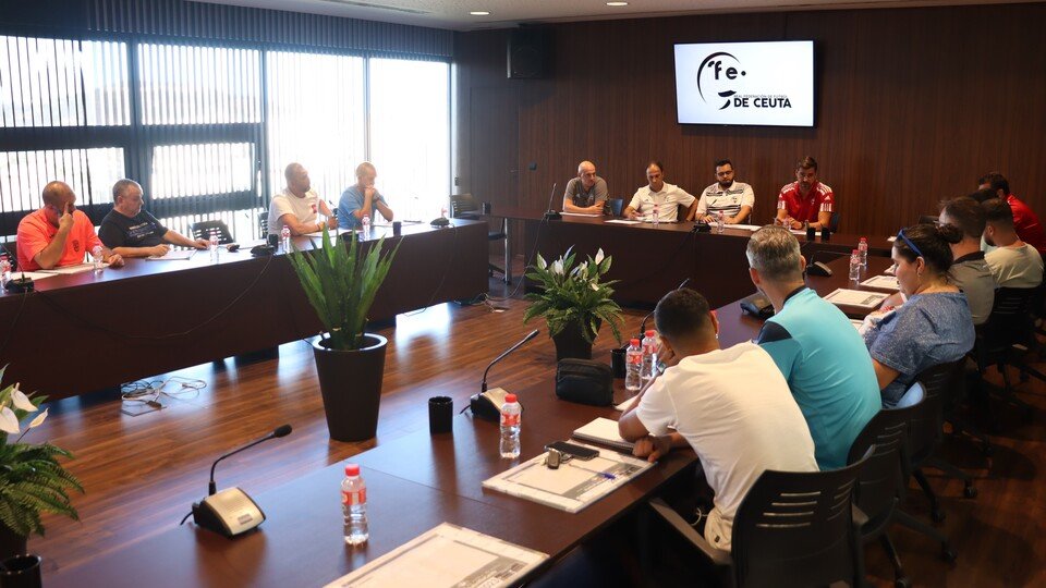 Reunión entre representantes de la RFFCE y los clubes del Fútbol Base / RFFCE