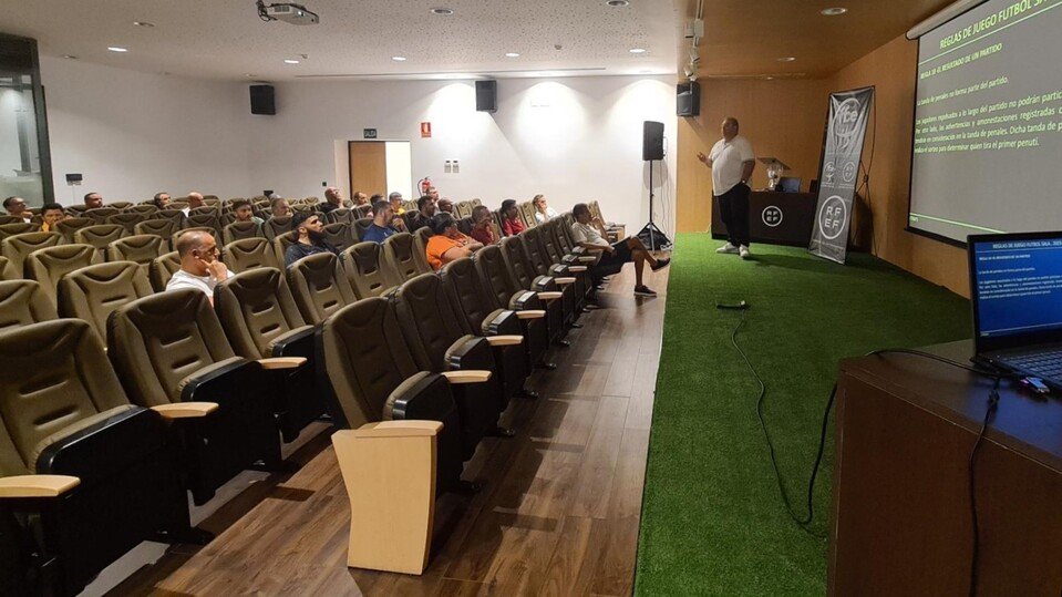 El salón de actos de la RFFCE, durante una jornada de formación a entrenadores / RFFCE