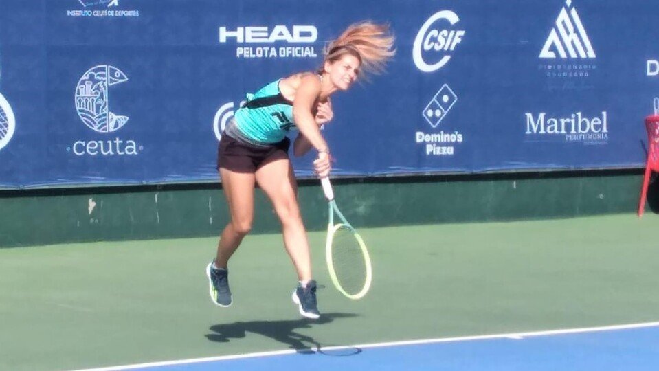 Una tenista, durante el VI 'Torneo Internacional de Tenis Femenino'