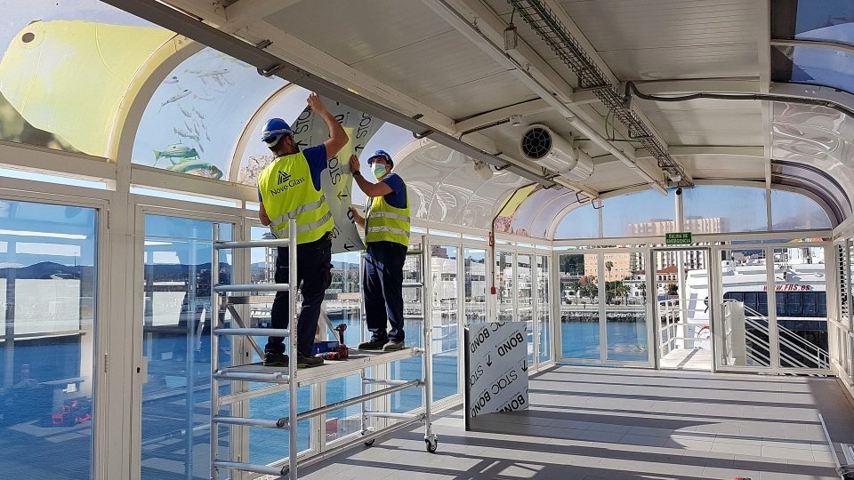 Dos operarios, durante unas obras en la Estación Marítima de Algeciras / Archivo