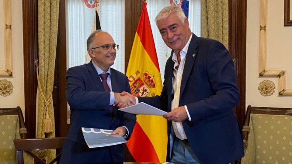 Alberto Gaitán y Francisco Mena, tras la firma de un convenio